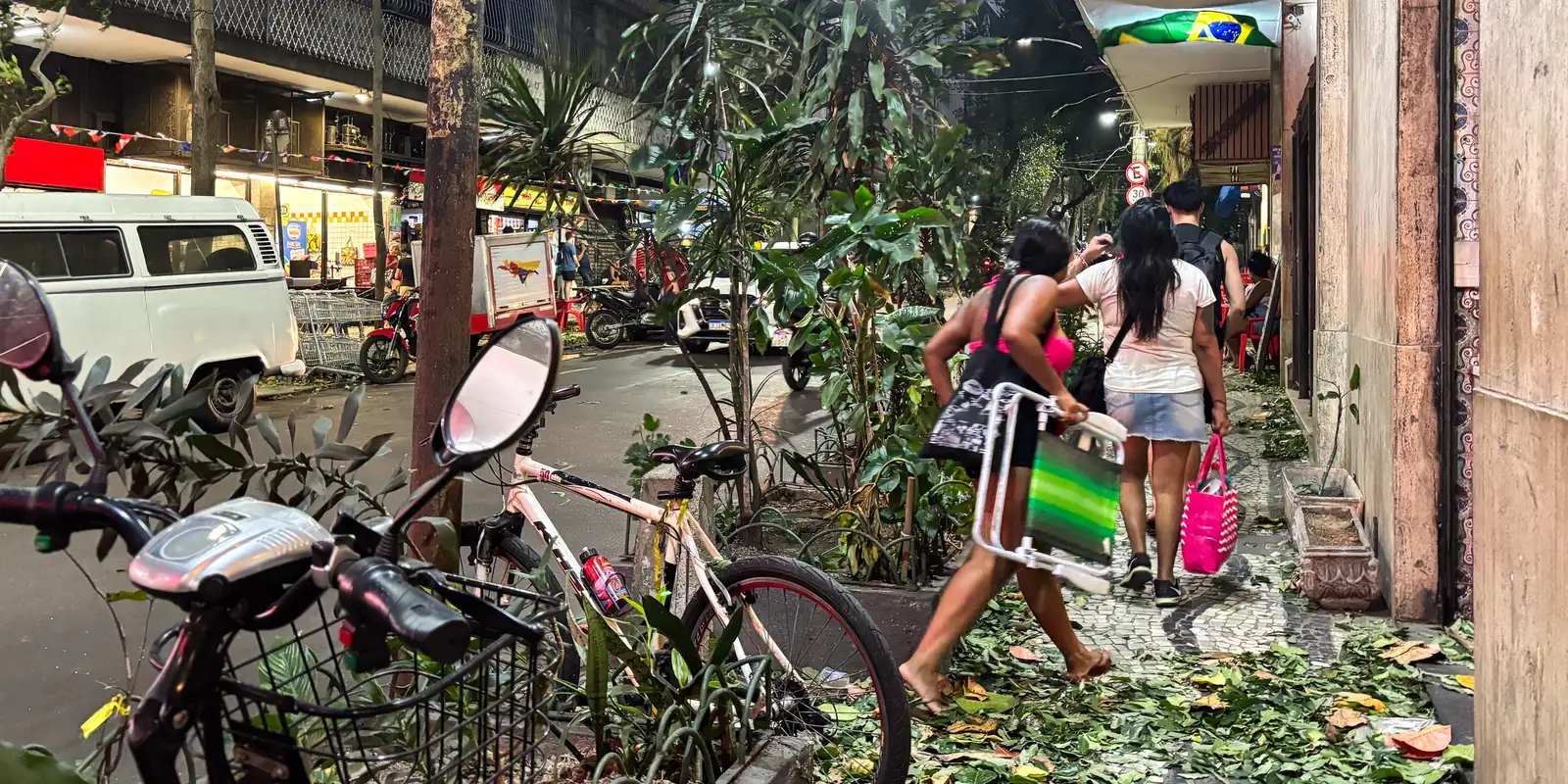 Vendaval no Rio de Janeiro provoca duas mortes, desaparecimento e caos urbano