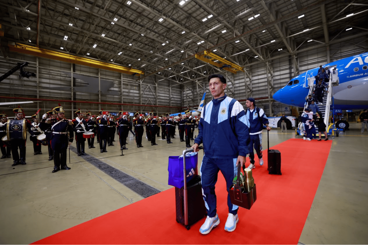 Argentina retorna a Buenos Aires após vice na Copa do Mundo sem Messi