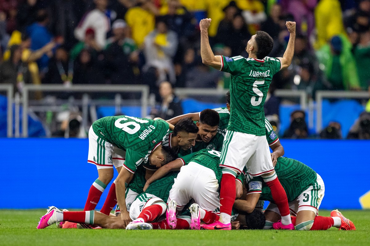 México preserva invencibilidade histórica no Estádio Azteca após vitória contra Equador