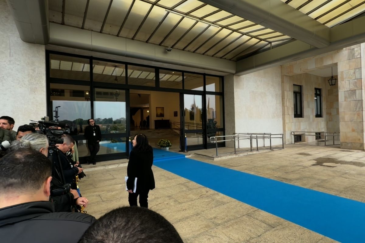 Tarcísio de Freitas recebe Javier Milei em São Paulo com honraria e carpetes azuis