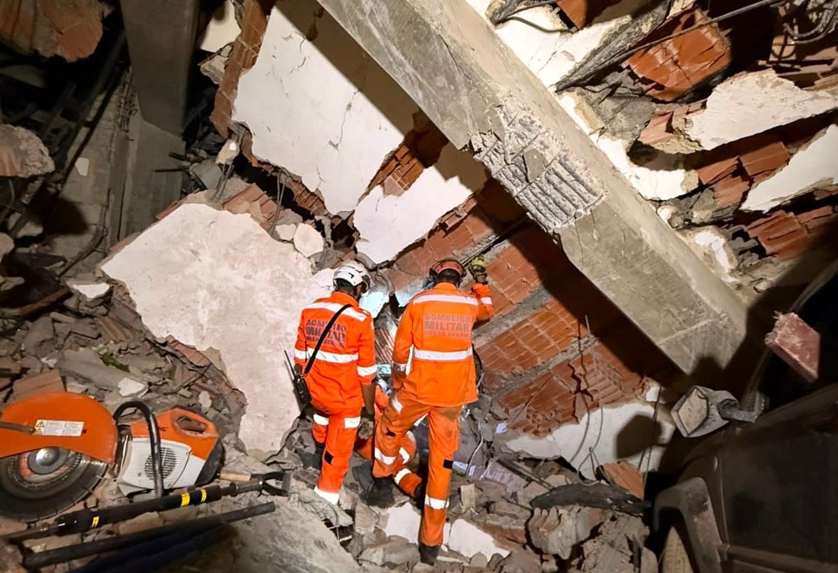 Bombeiros brasileiros recuperam 18 corpos na Venezuela após terremoto