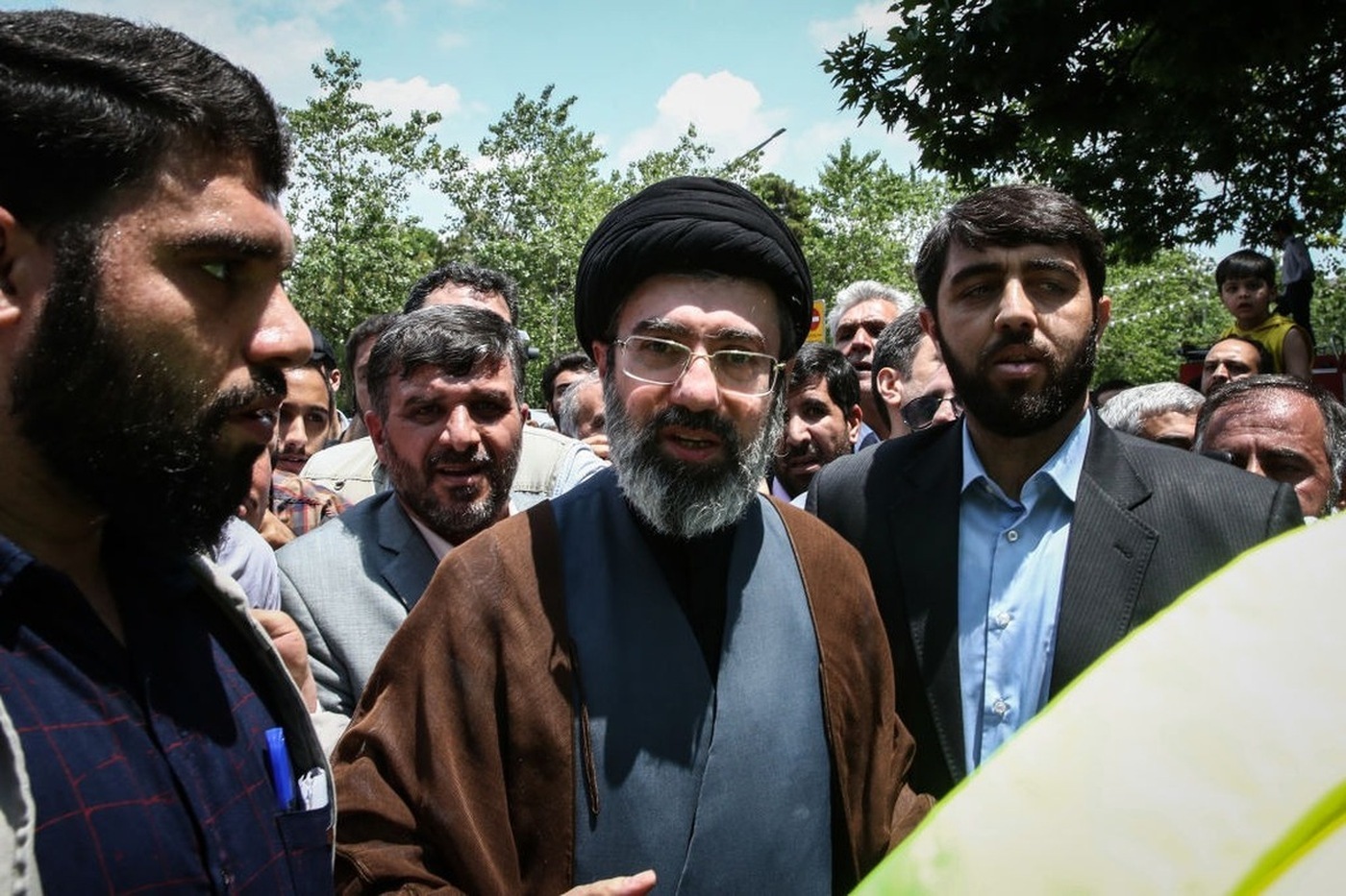 Filhos de Ali Khamenei participam de funeral em Teerã, mas Mojtaba Khamenei, o novo líder supremo, segue ausente