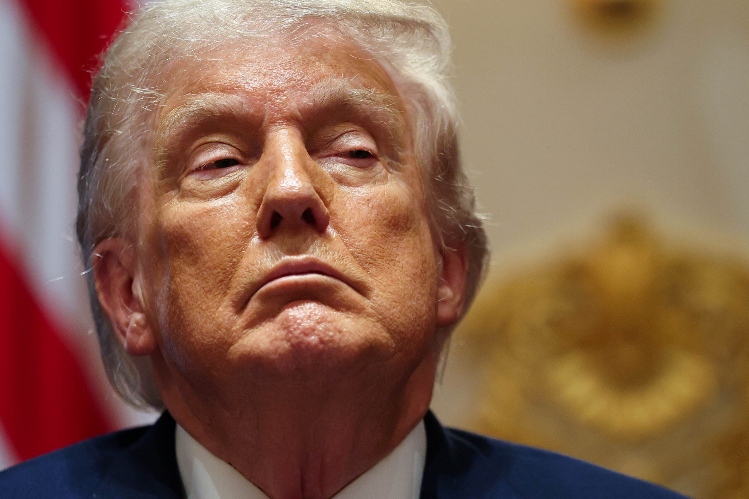 Trump fixa tarifa de 200% para medicamentos genéricos importados a partir de 2029