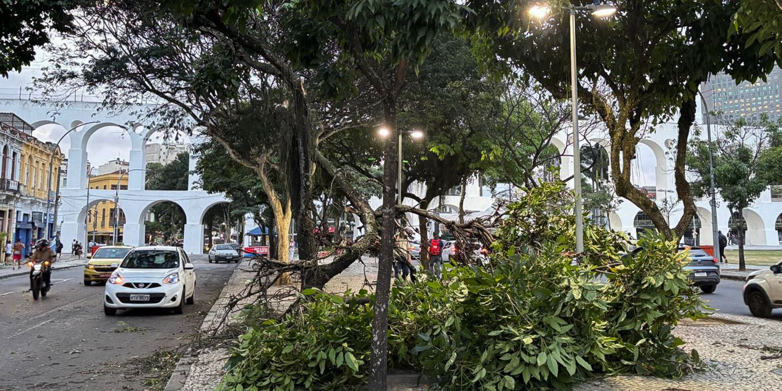 Ventania intensa causa apagão e paralisa o transporte no Rio de Janeiro