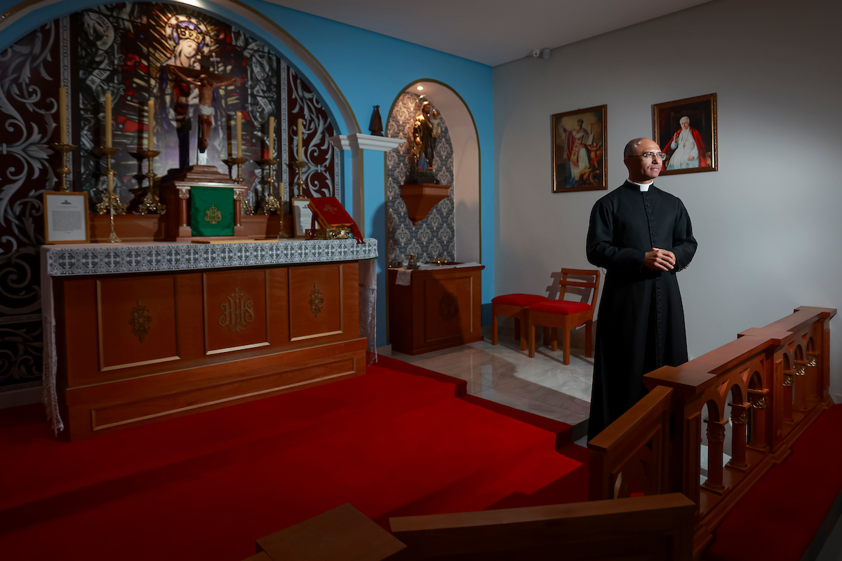 Padre excomungado celebra missa tridentina com véu e latim em Ceilândia