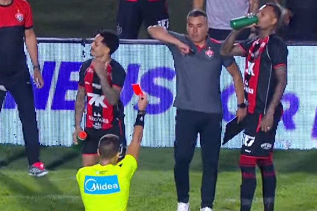Vitória sofre duas expulsões relâmpago contra o Palmeiras no Brasileirão
