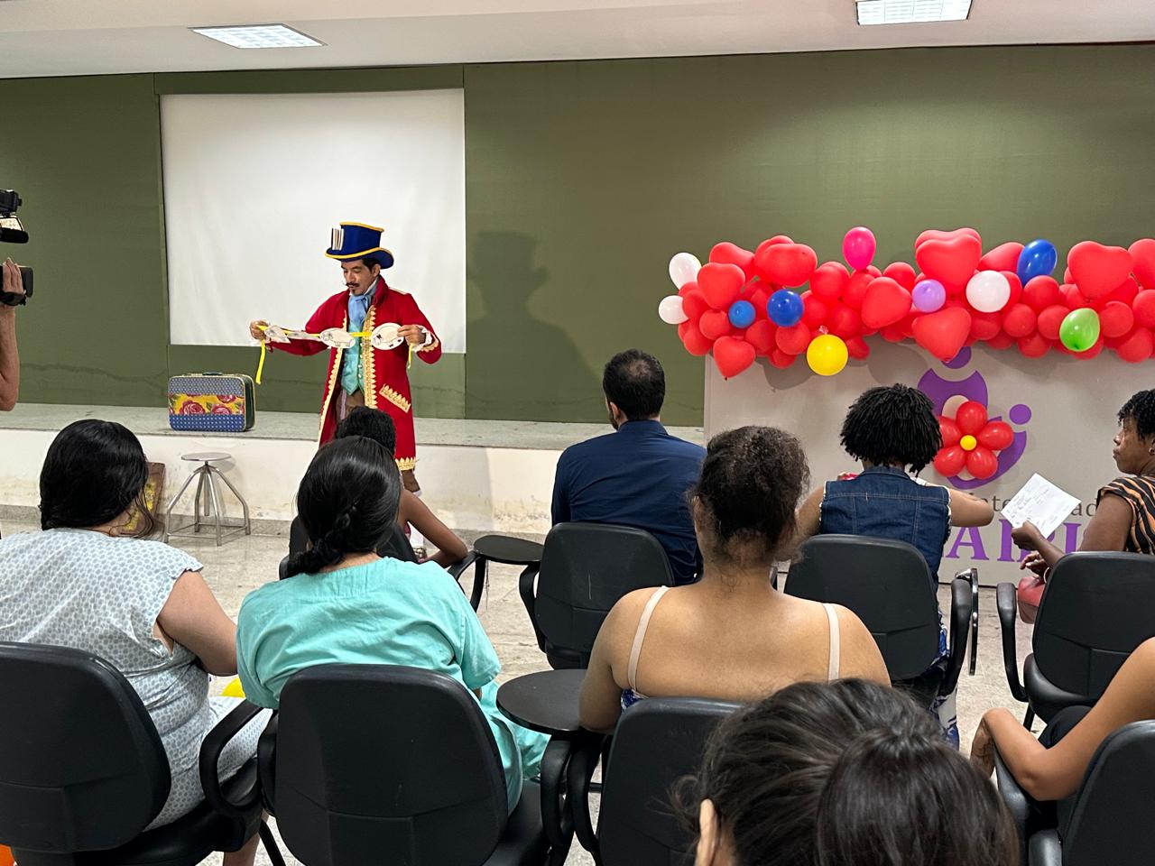 Espetáculo de contação de histórias leva alegria ao Hospital Dona Iris
