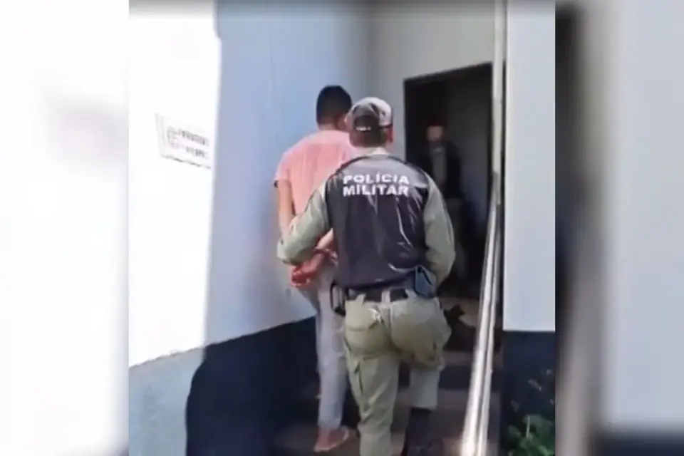 Homem suspeito de matar esposa enforcada é preso lavando roupas ao lado do corpo