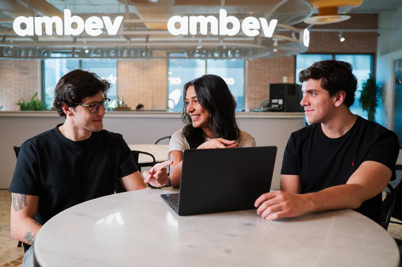 Programa de trainee da Ambev abre inscrições com salário de R$ 9,5 mil