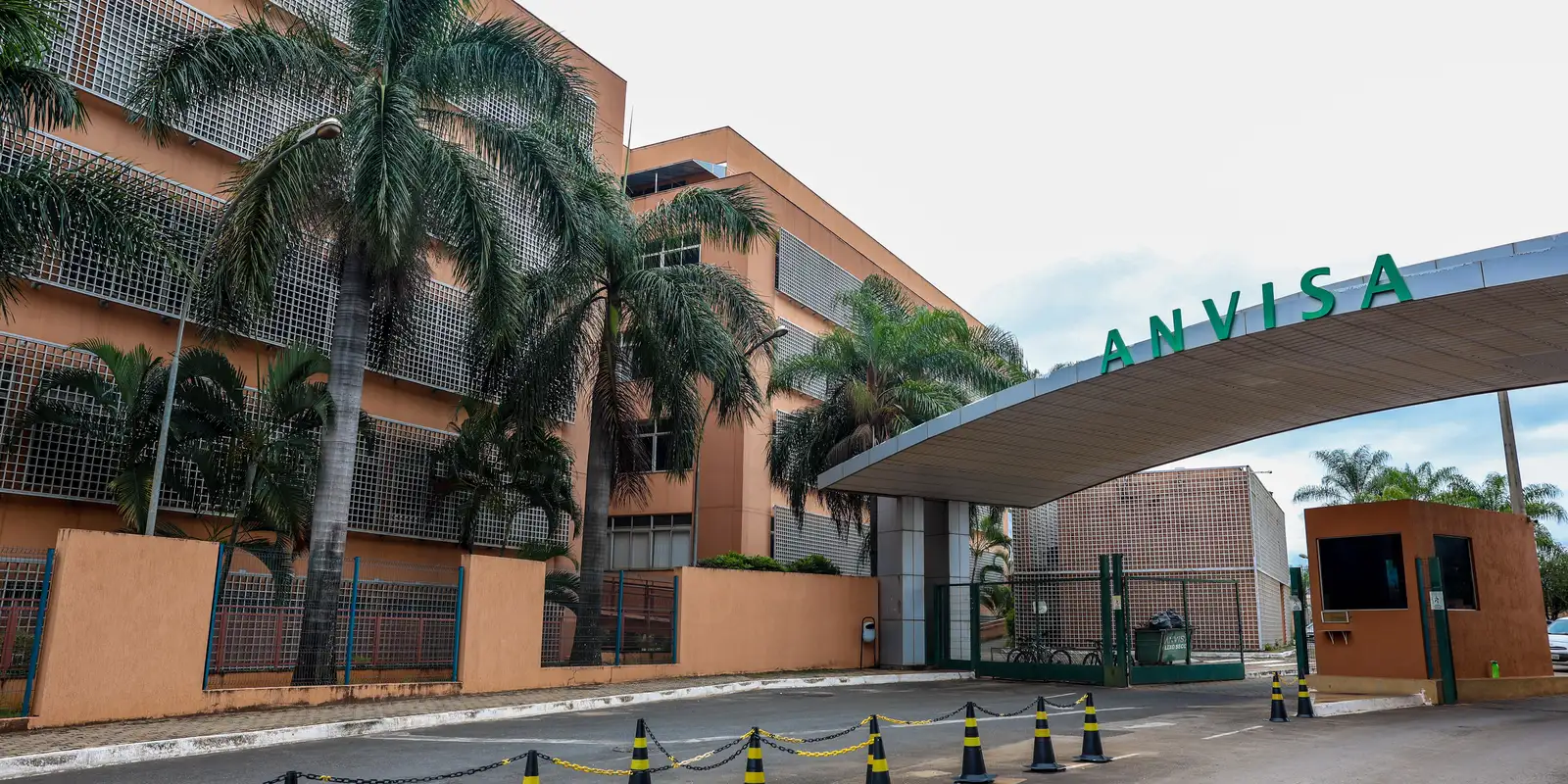 Anvisa determina a proibição de 12 produtos de limpeza irregulares