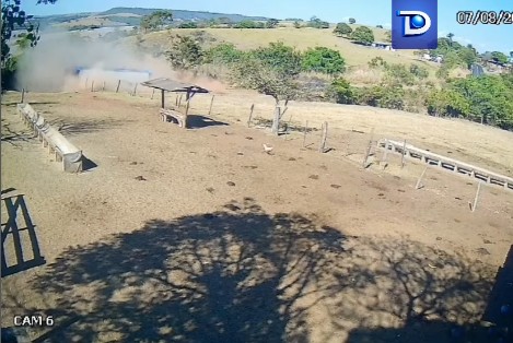 Câmera flagra momento em que carreta atinge ônibus em rodovia de Goiás