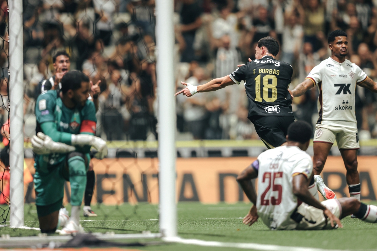 Atlético-MG vence o Vitória pelo Campeonato Brasileiro e chega a 13 jogos invicto