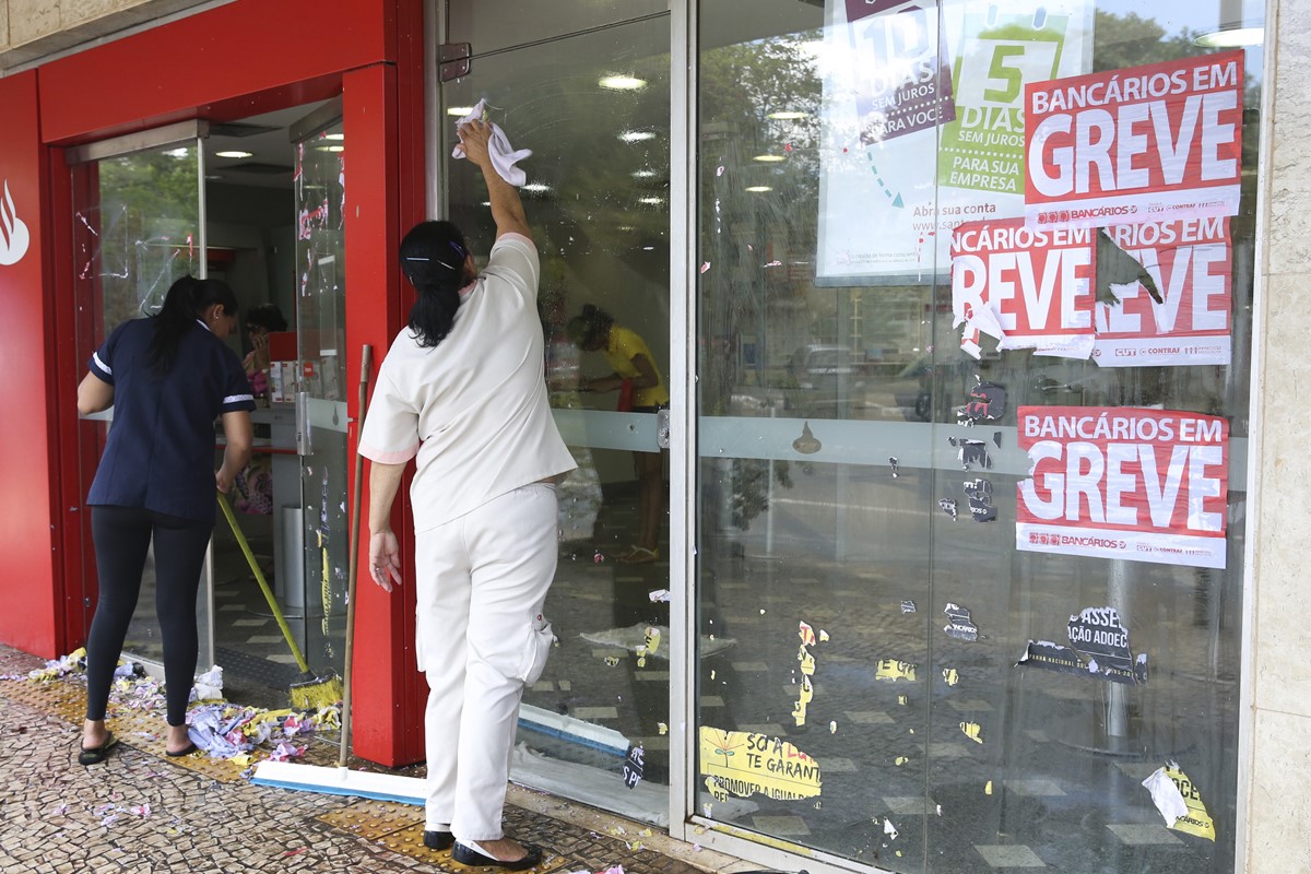 Trabalhadores aprovam paralisação dos bancários por 24 horas nesta quinta-feira