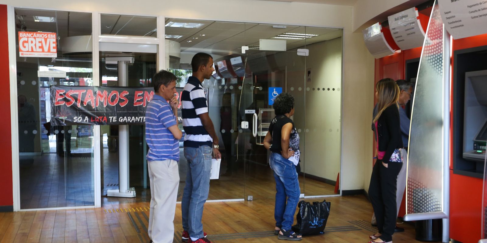 Paralisação dos bancários afeta bancos públicos e privados nesta quinta-feira