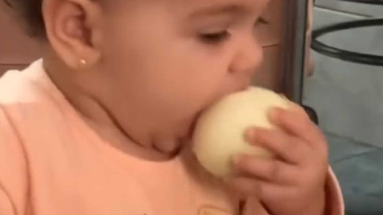 Bebê come cebola crua em introdução alimentar e diverte a web em vídeo
