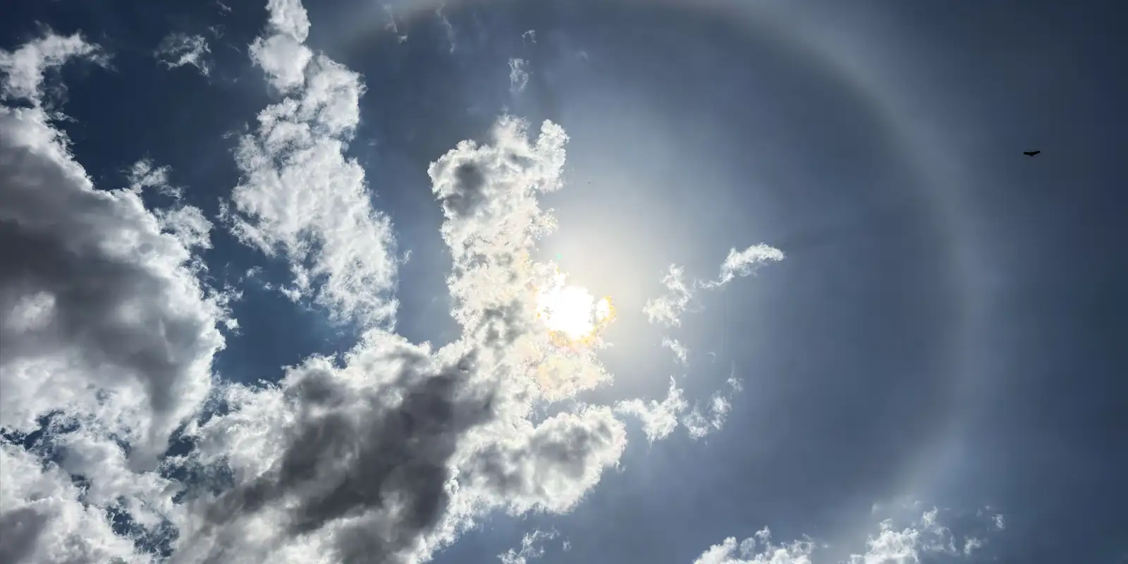 Fenômeno óptico conhecido como halo solar surge no céu do Centro-Oeste e chama atenção