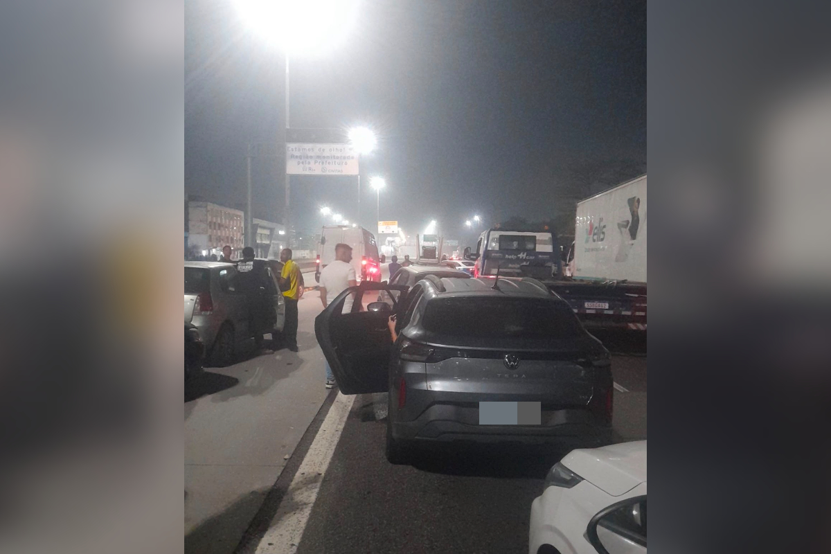 Operação da Polícia Militar bloqueia Avenida Brasil após tiroteio no RJ