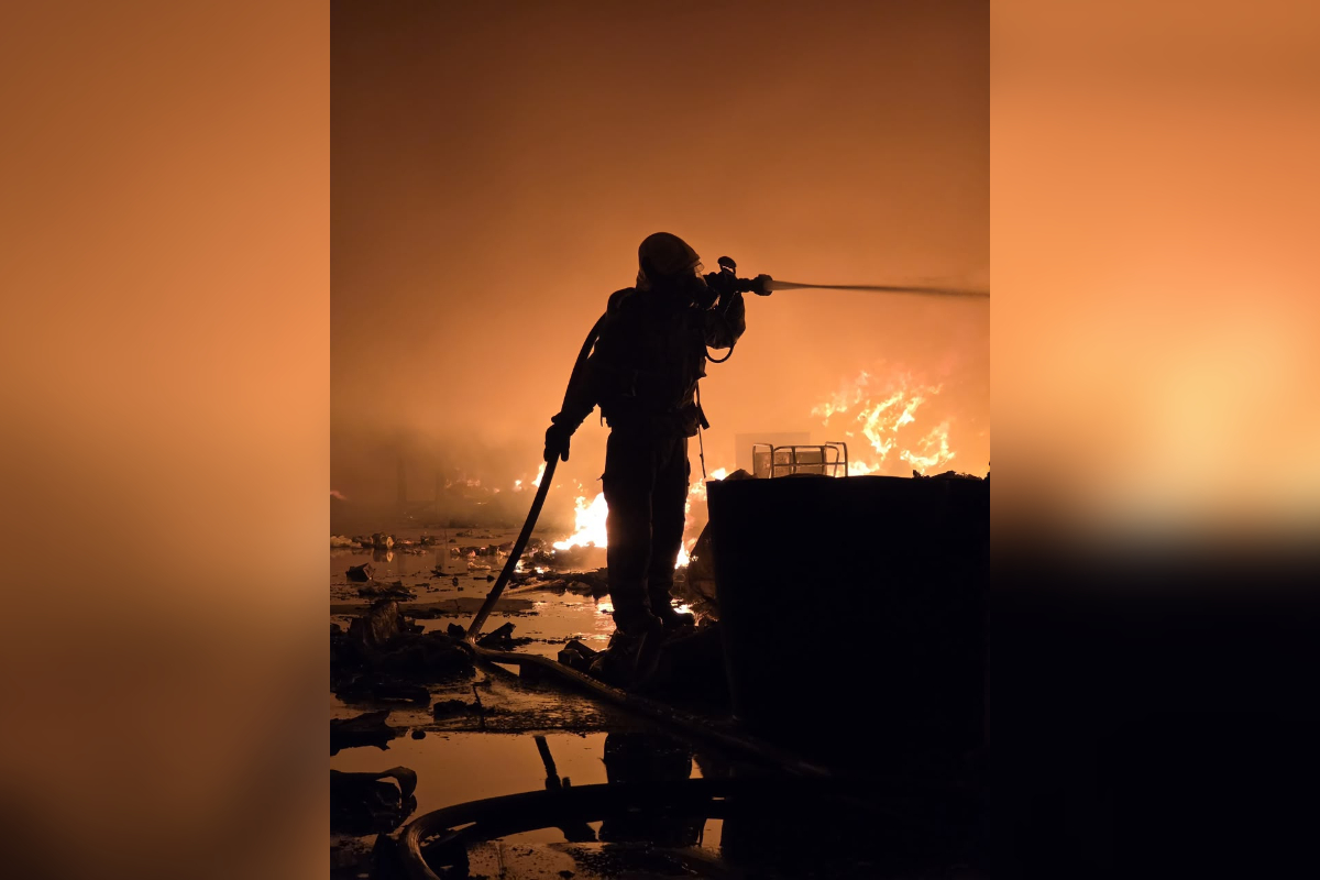 Incêndio em galpão de Belo Horizonte destrói materiais recicláveis