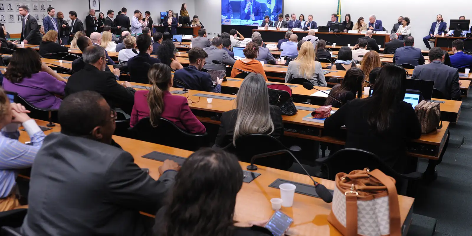 Câmara instala comissão especial para debater redução da maioridade penal