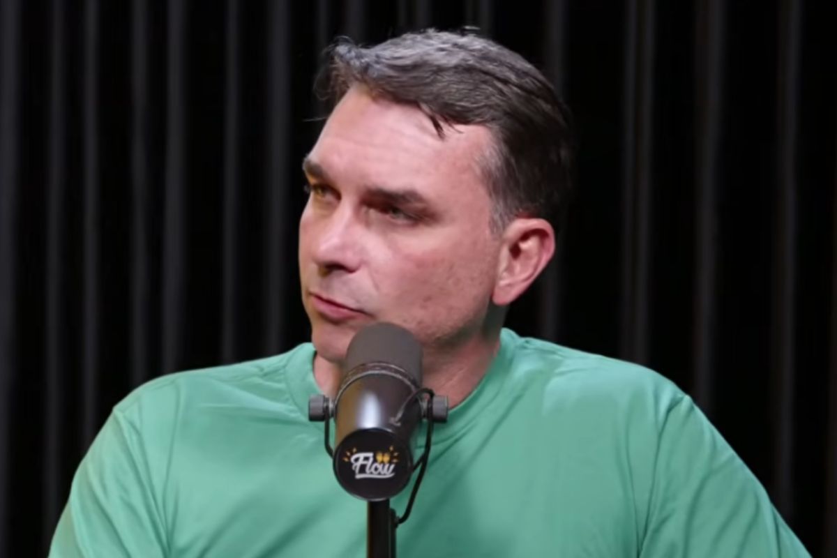 Flávio Bolsonaro aciona a Justiça por suposta propaganda eleitoral antecipada de Lula