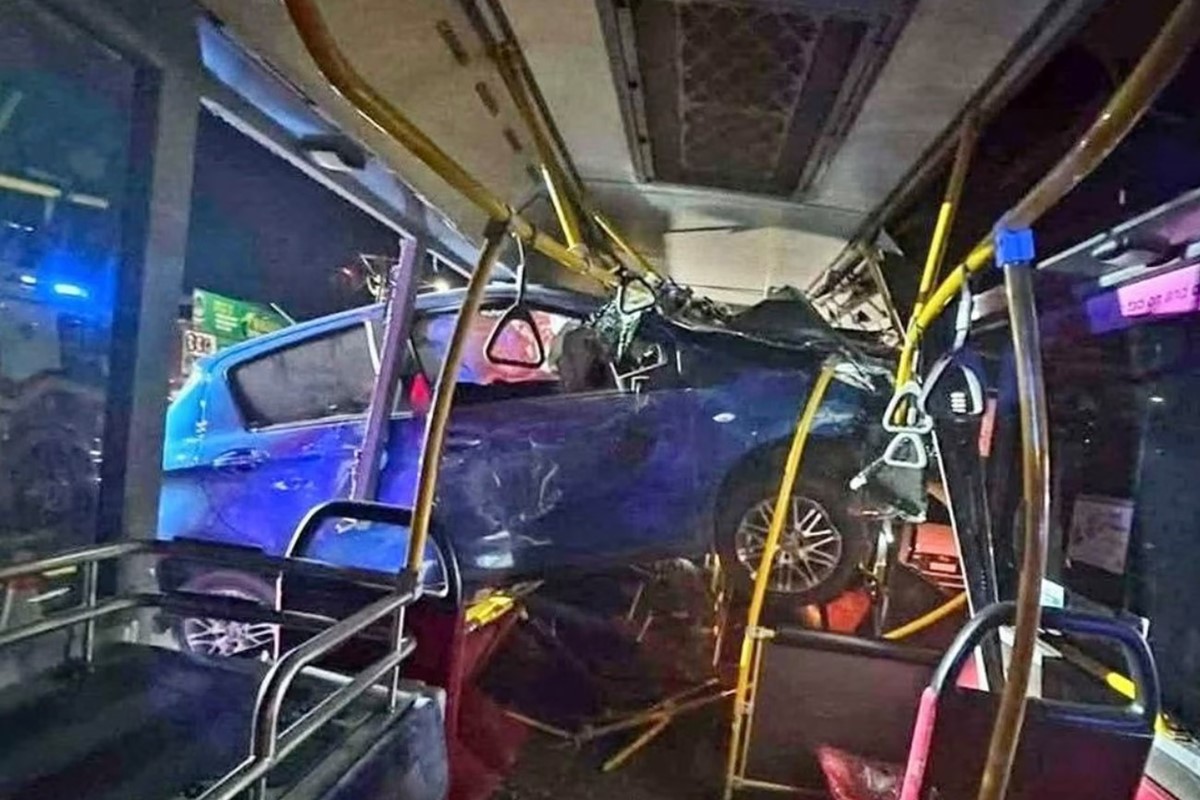Carro 'voa' e atravessa ônibus em impressionante acidente em Brisbane