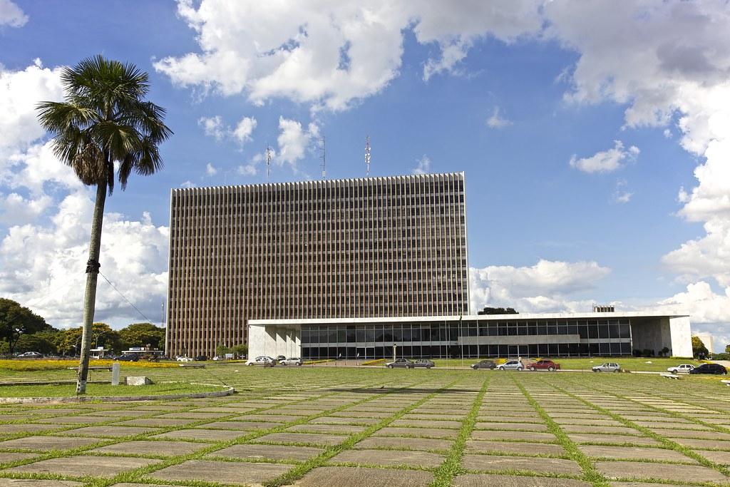 Celina ordena pente fino na folha do GDF e cobra proteção aos servidores