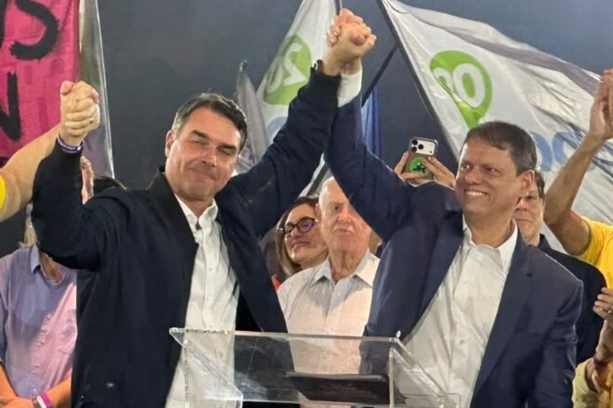 Tarcísio de Freitas articula grande aliança enquanto Flávio Bolsonaro fica isolado