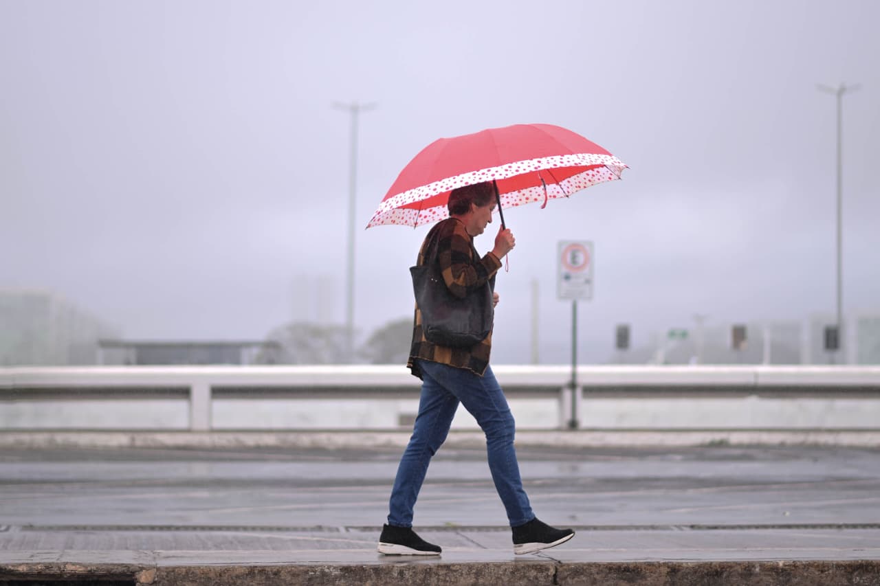 Uma nova frente fria avança pelo Sul enquanto ar seco afeta o resto do país