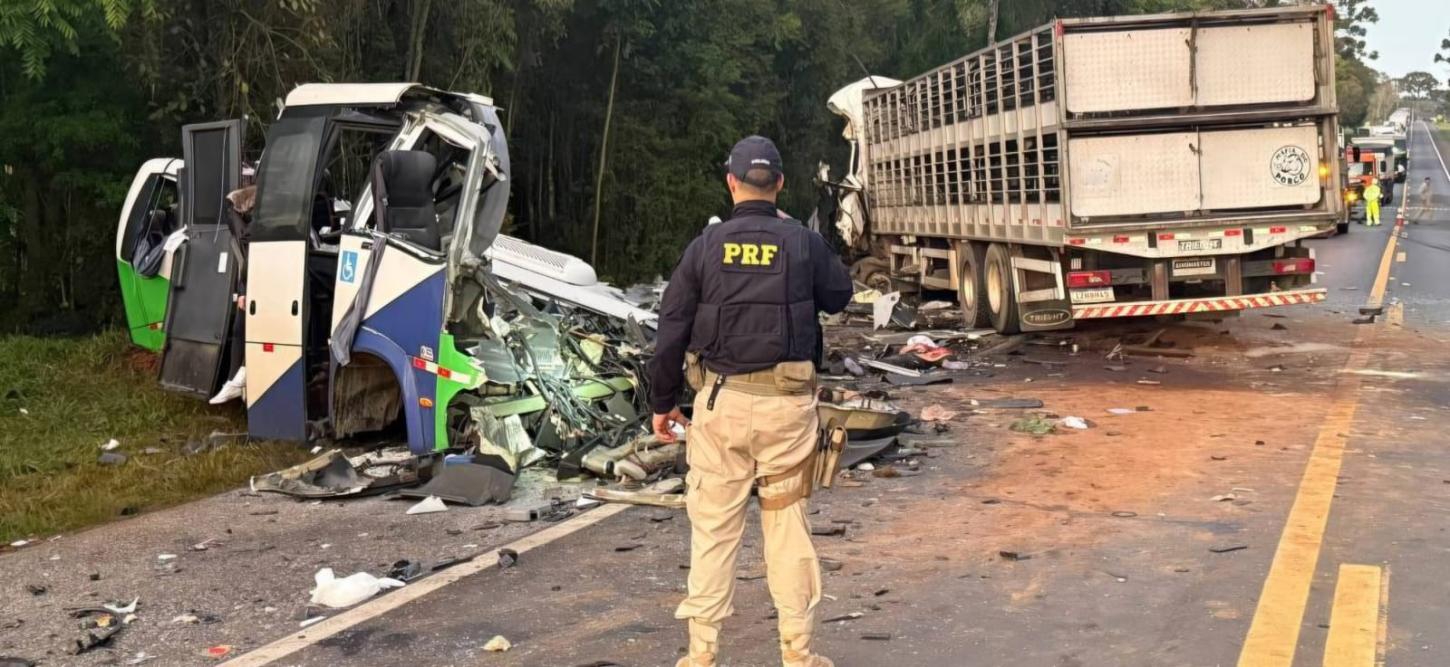 Colisão frontal deixa 23 mortos e interdita BR 373 no Paraná