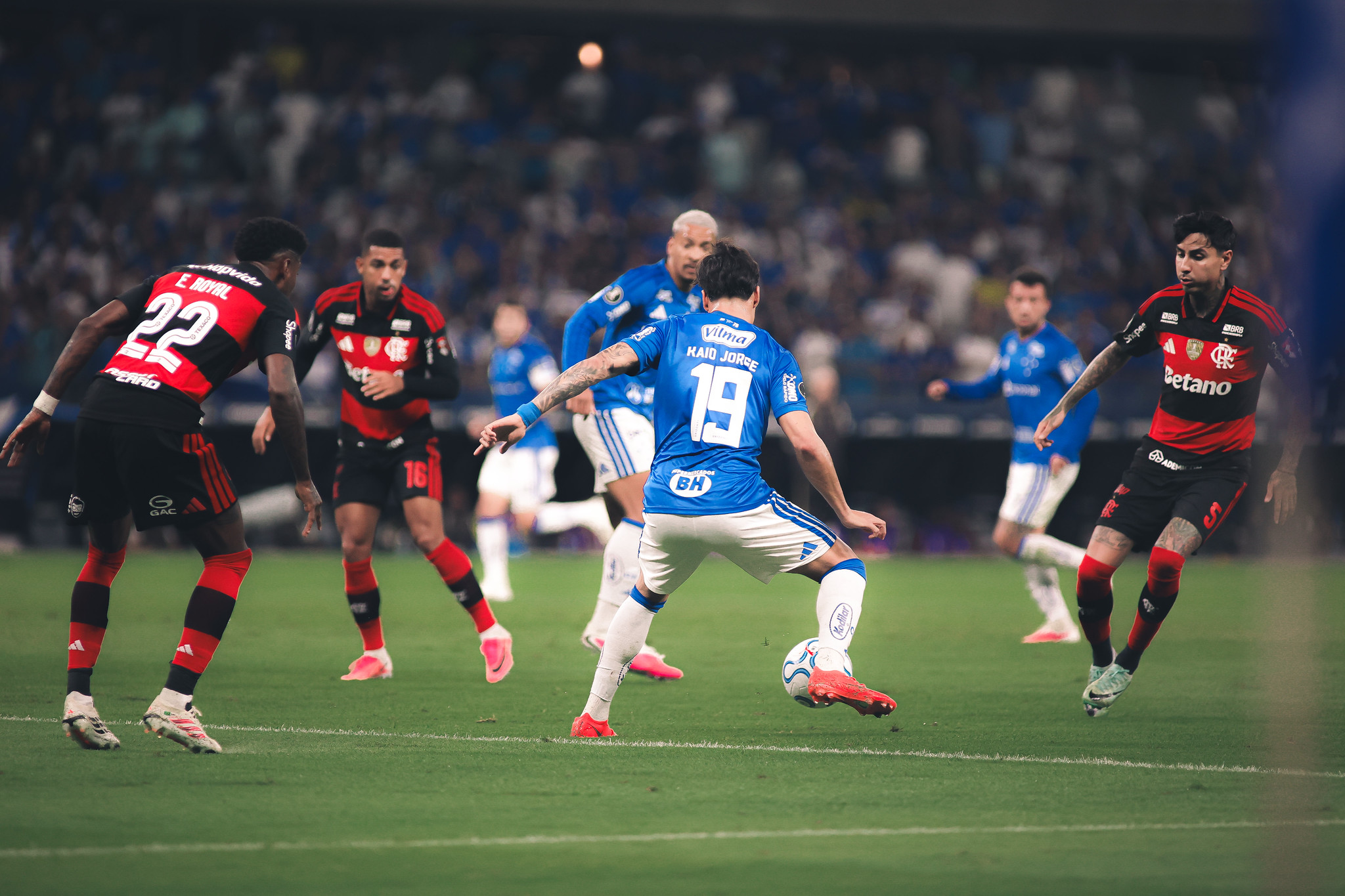 Cruzeiro e Flamengo registram empate na Libertadores no jogo de ida das oitavas