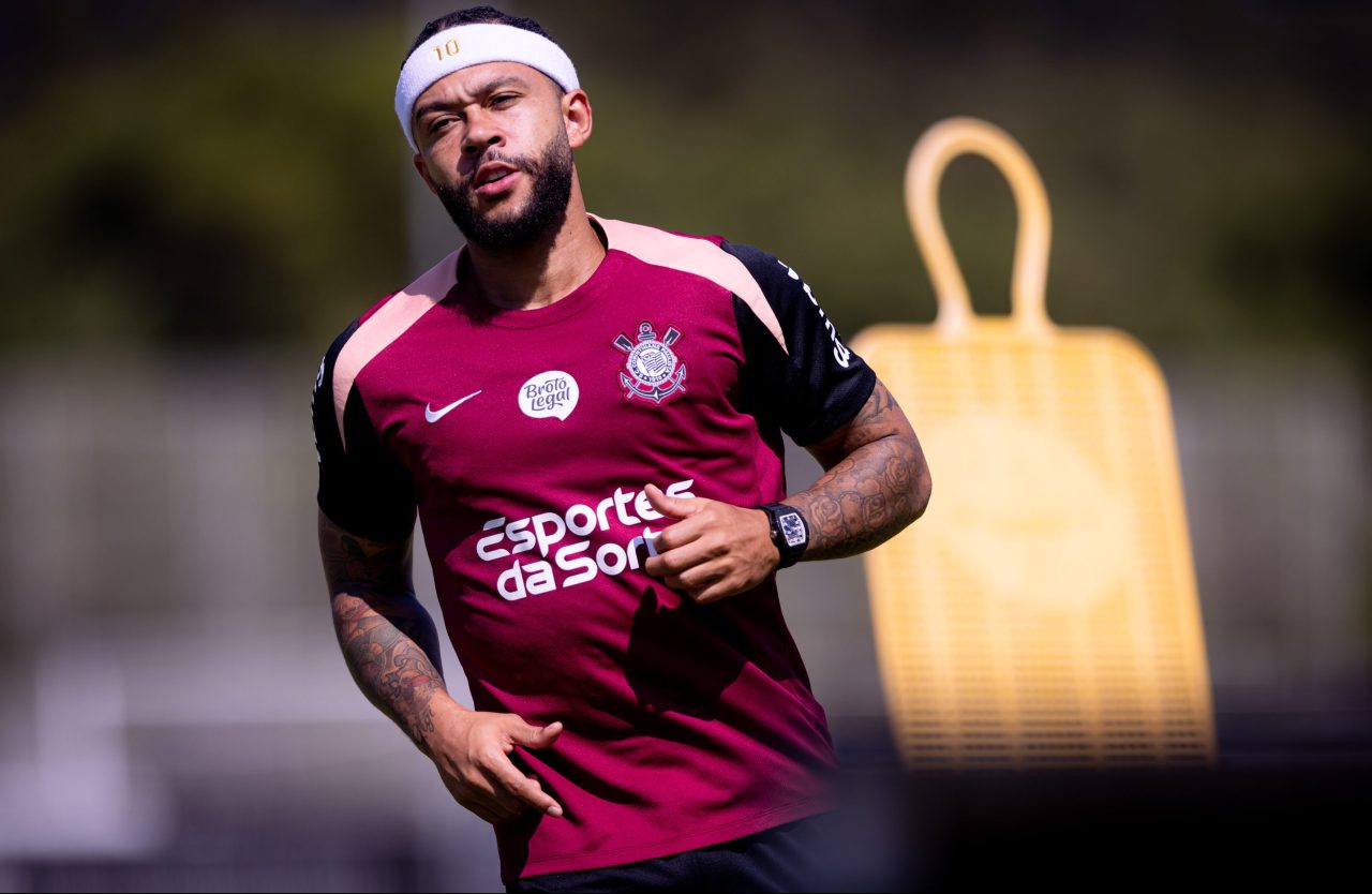 Corinthians recua e acerta renovação com Memphis Depay no Parque São Jorge
