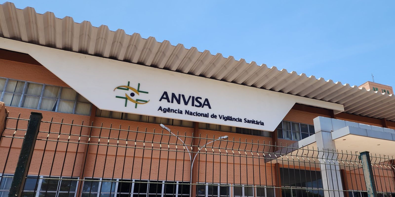 Anvisa proíbe a venda e comercialização de cosméticos sem registro no país