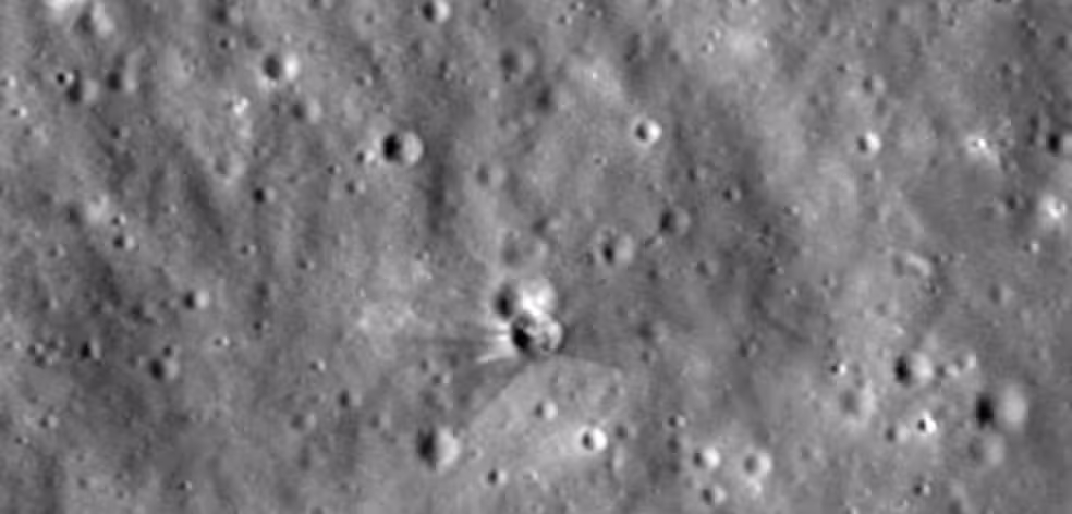 Sonda da NASA fotografa nova cratera na Lua criada por missão espacial