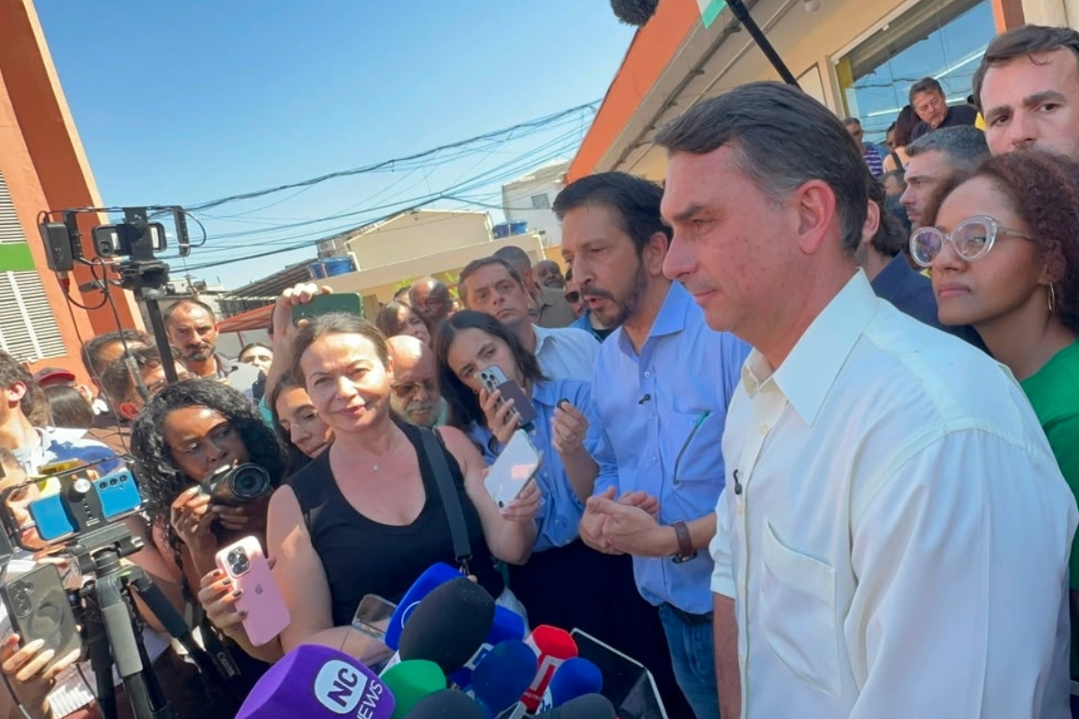Candidatos superam Flávio Bolsonaro em buscas no Google durante debate