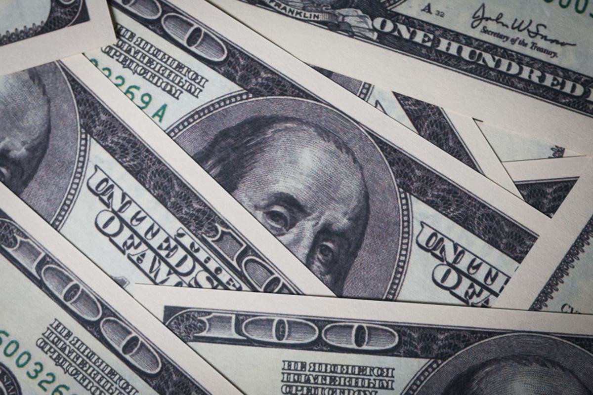 Cotação do dólar recua nesta sexta-feira com petróleo estável em patamar elevado