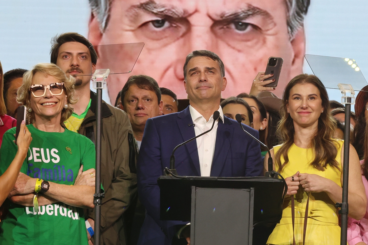 Campanha de Flávio Bolsonaro projeta programa eleitoral mais simples que o de Lula