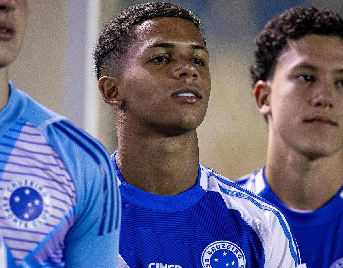 Jogador do Cruzeiro pede desculpas após postar foto com camisa do Flamengo