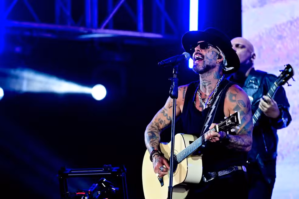 Tico Santa Cruz faz desabafo sobre redes sociais durante show no festival João Rock 2026