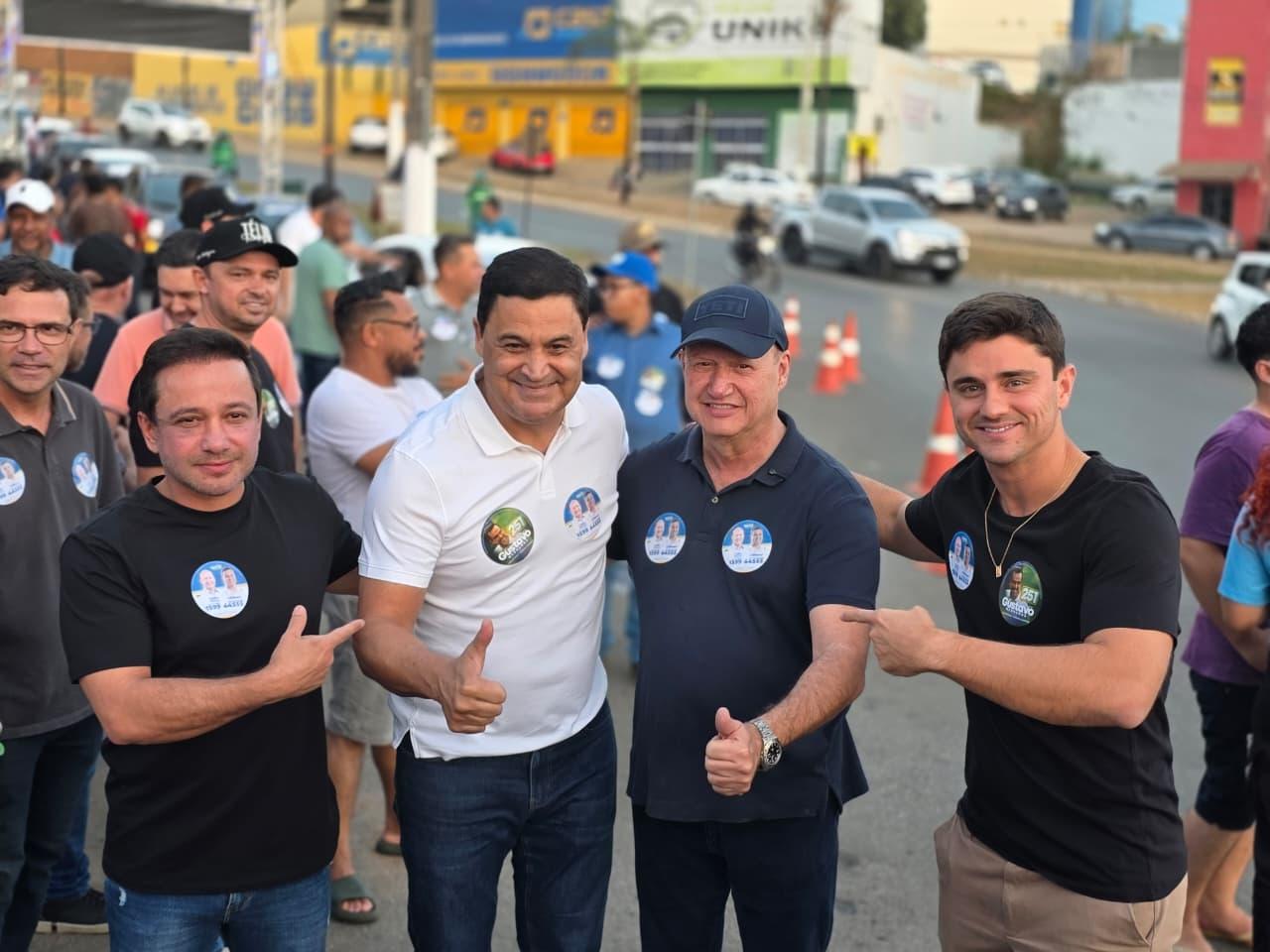 Fila quilométrica marca adesivaço de Célio Silveira e Wilde Cambão em Luziânia