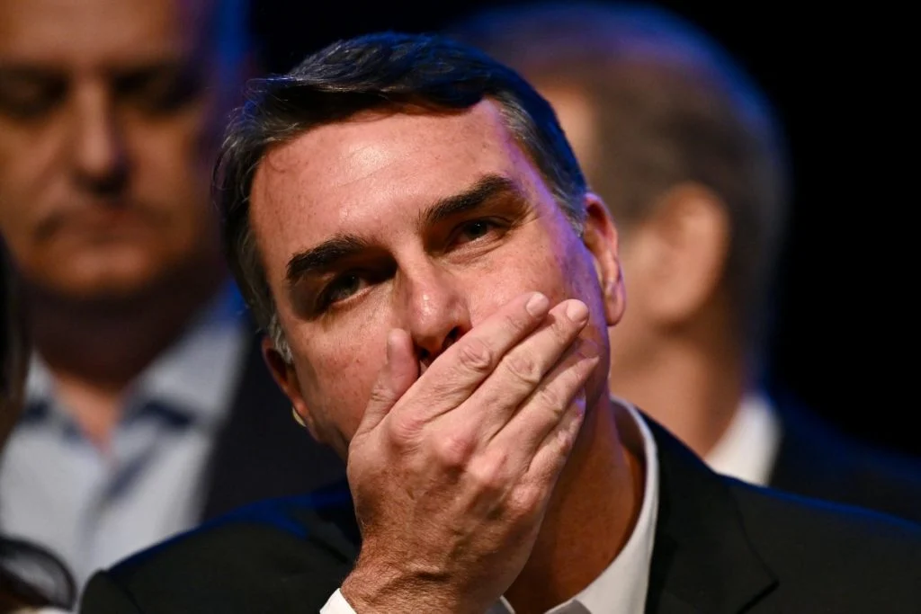 Flávio Bolsonaro tem candidatura ao Planalto bloqueada no TSE por mudança suspeita