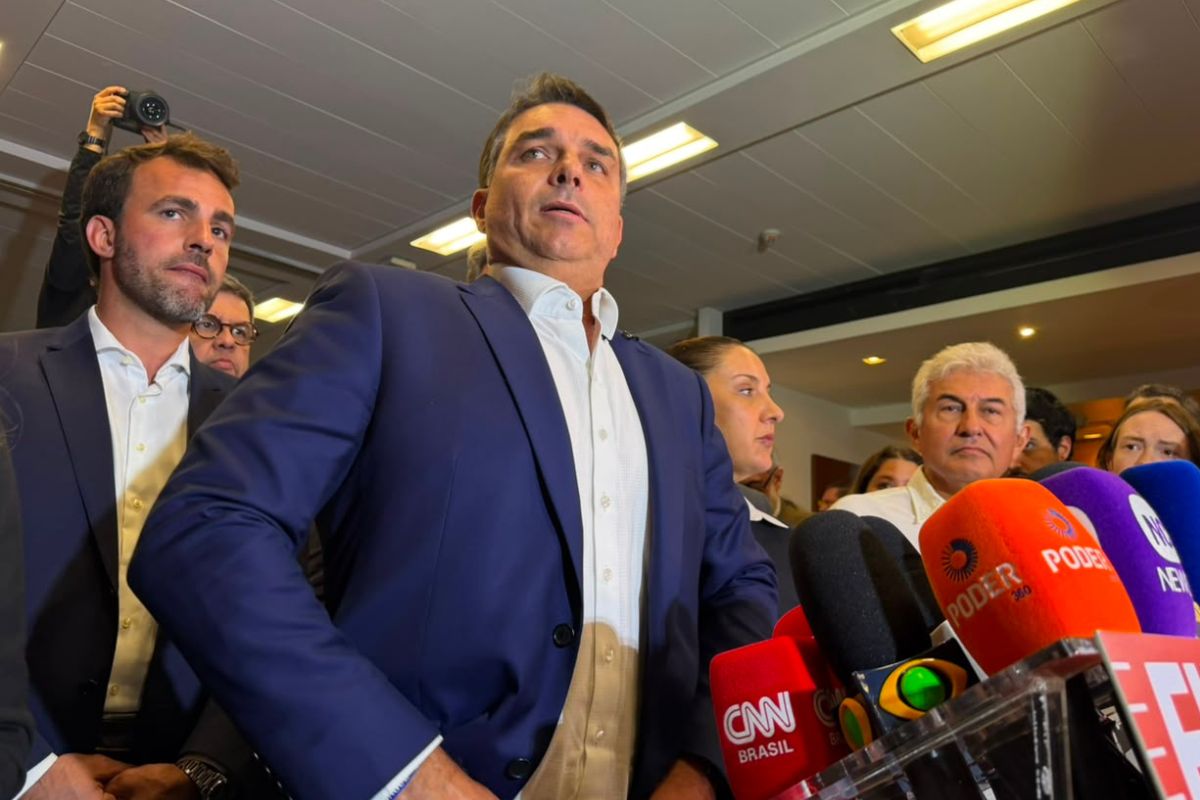Flávio Bolsonaro nega cobrança de engajamento a Tarcísio de Freitas em campanha