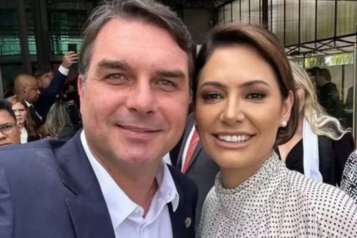 Flávio Bolsonaro declara apoio a Michelle em convenção do PL no DF