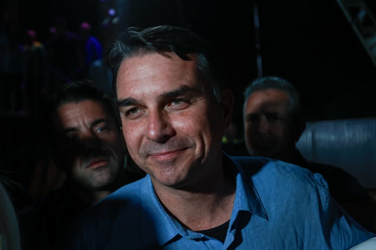 Flávio condiciona presença em debates presidenciais à participação de Lula