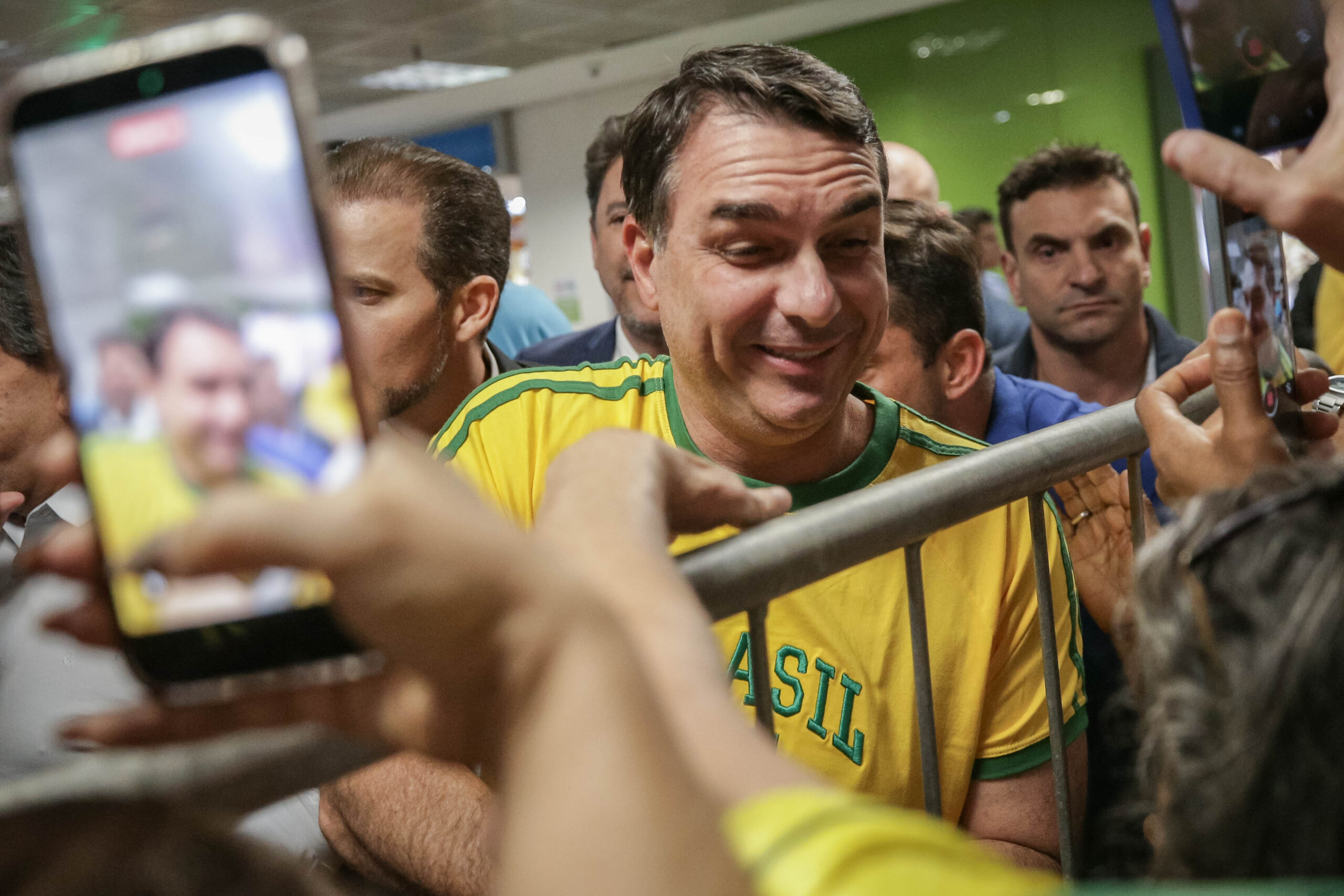 Candidatura de Flávio Bolsonaro busca apoio em maratona de convenções partidárias