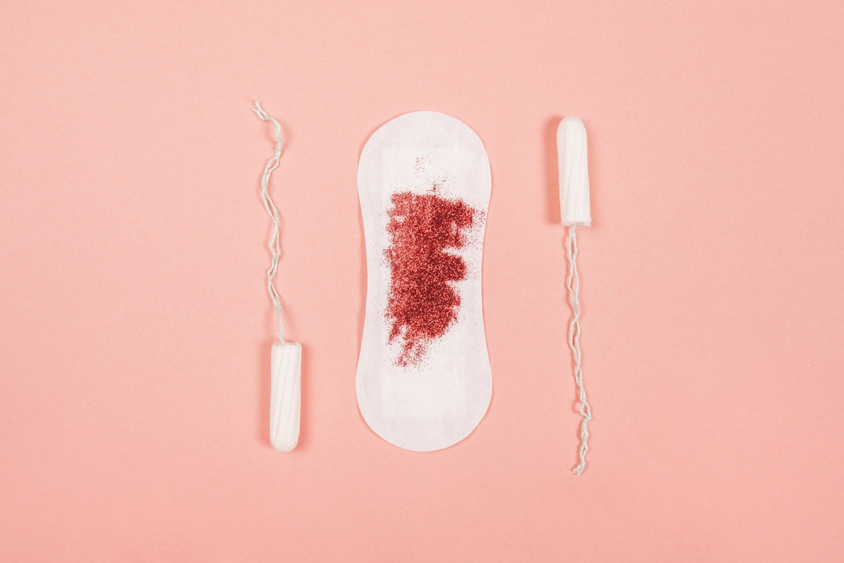 Entenda quando o fluxo menstrual intenso sinaliza doenças e problemas hormonais