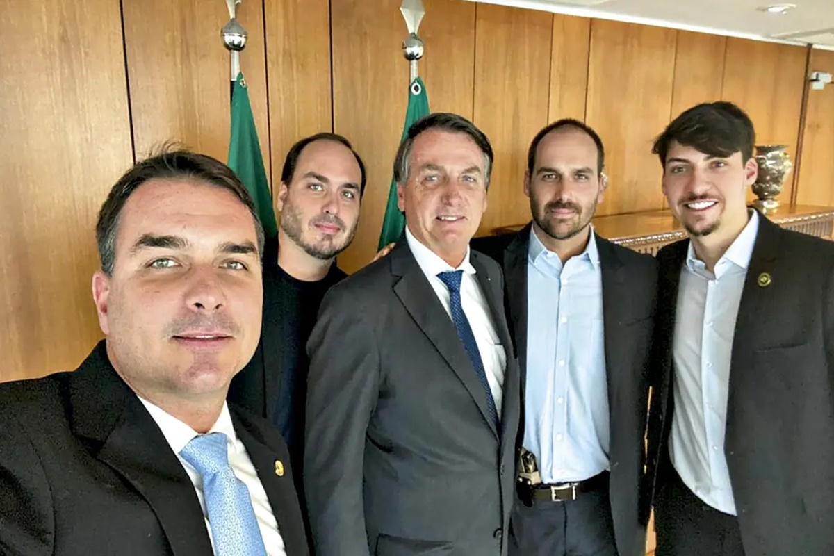 Para 83% dos leitores, a família Bolsonaro mostra fraqueza ao impor candidato