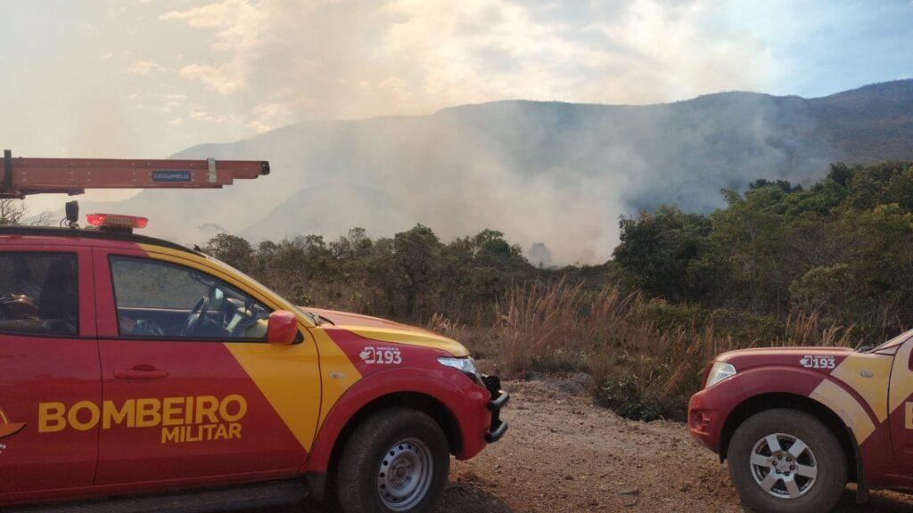 Força-tarefa combate incêndio na região da APA Pouso Alto em Goiás