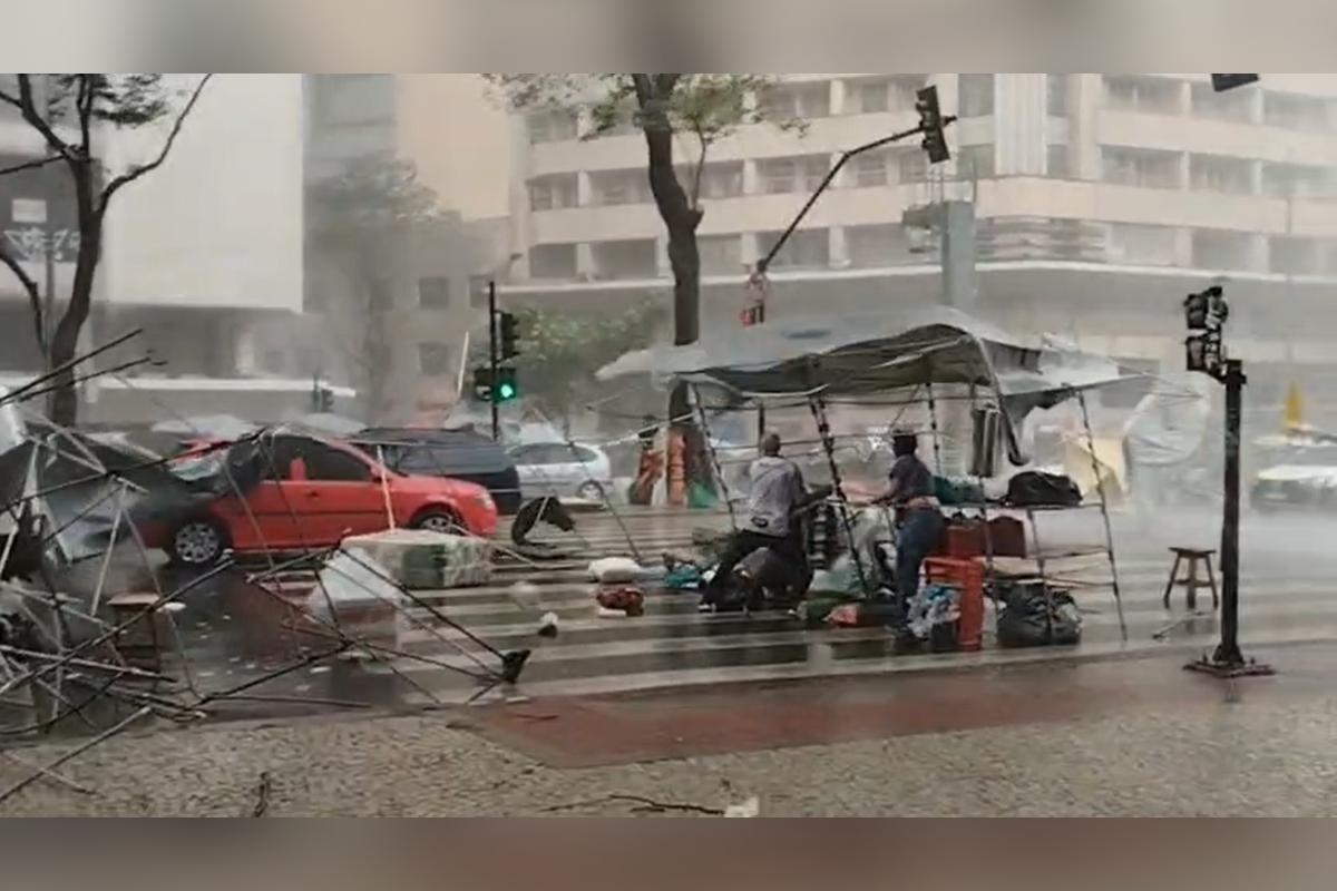 Forte chuva em Belo Horizonte arrasta barracas da Feira Hippie