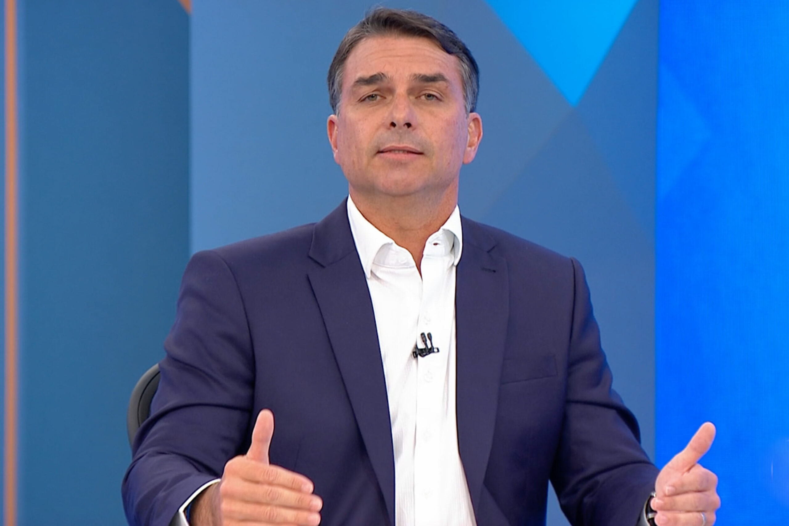 Flávio Bolsonaro critica julgamento e defende ex-presidente em entrevista ao Jornal Nacional