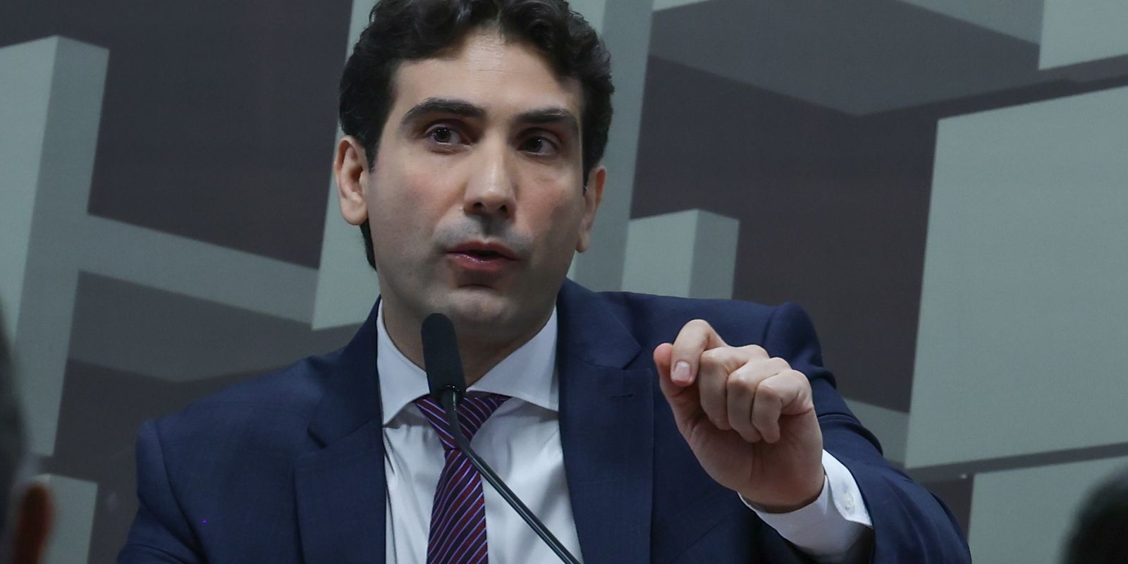 Gabriel galípolo critica empresas que buscam usar o fgc para captação